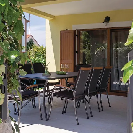 4 Bedroom Gorgeous Home In Pula Pula