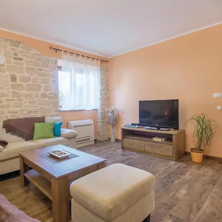 4 Bedroom Gorgeous Home In Pula Сasa de vacaciones *