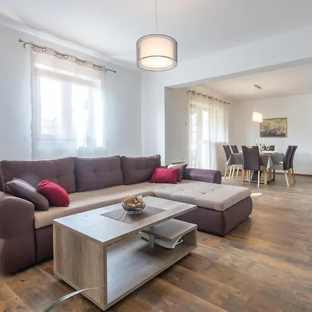 Сasa de vacaciones 4 Bedroom Gorgeous Home In Pula *
