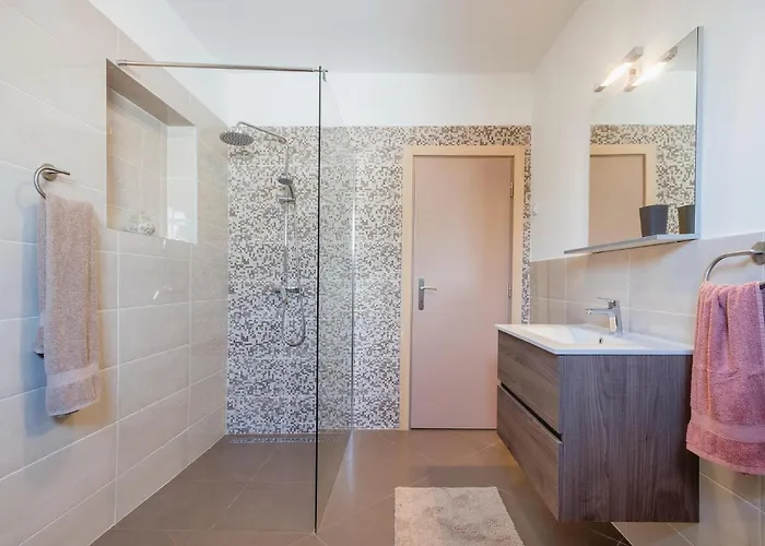 Stunning In With Wifi بولا